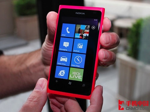 Lumia 800降价百元 时尚靓丽外观设计