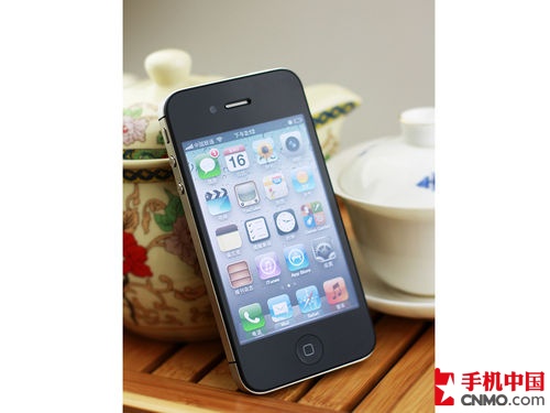 苹果iphone4s 在外观上很大程度上还是沿袭了iphone 4的经典造型,改变