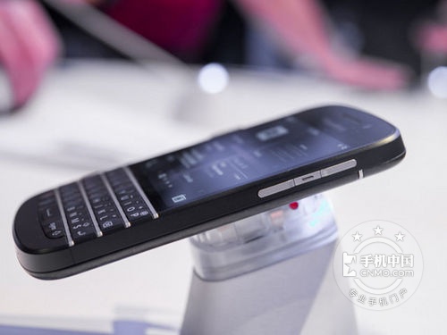 直板精致商务手机 黑莓Q10深圳仅售800元 
