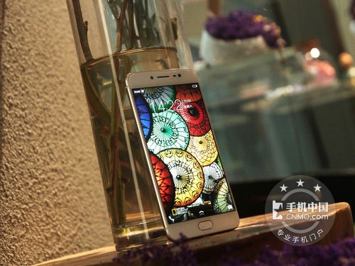 高屏占比时尚手机 VIVO X7最新报价2400元 