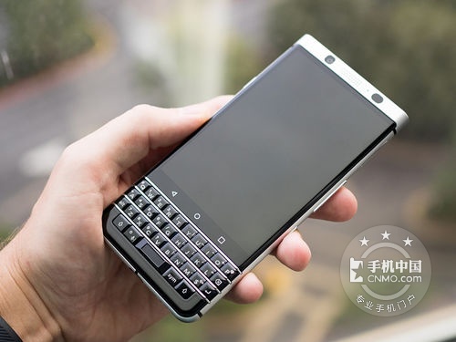 黑莓新款全键盘手机KEYone售5499元 
