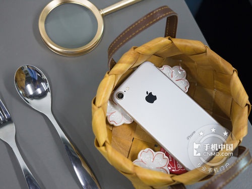 iPhone8无线充电成泡影 苹果7乞丐价76元 