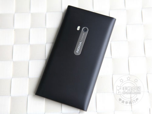 WP7系统4.3英寸屏 Lumia 900售1699元 